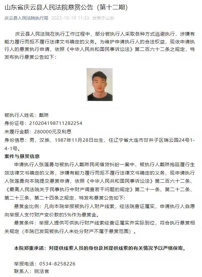 你仔细观察一下会发现，伊斯特伍德在影片中如同爆炸和枪林弹雨中的梦游者，他永远不会变—是一块大理石。